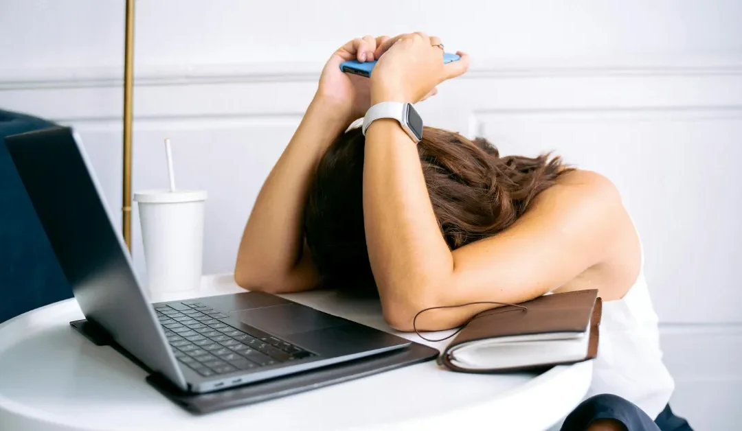 Ansiedad laboral: síntomas, causas y cuándo acudir a terapia psicológica